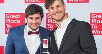 Zwei Männer nehmen den Preis GPTW entgegen