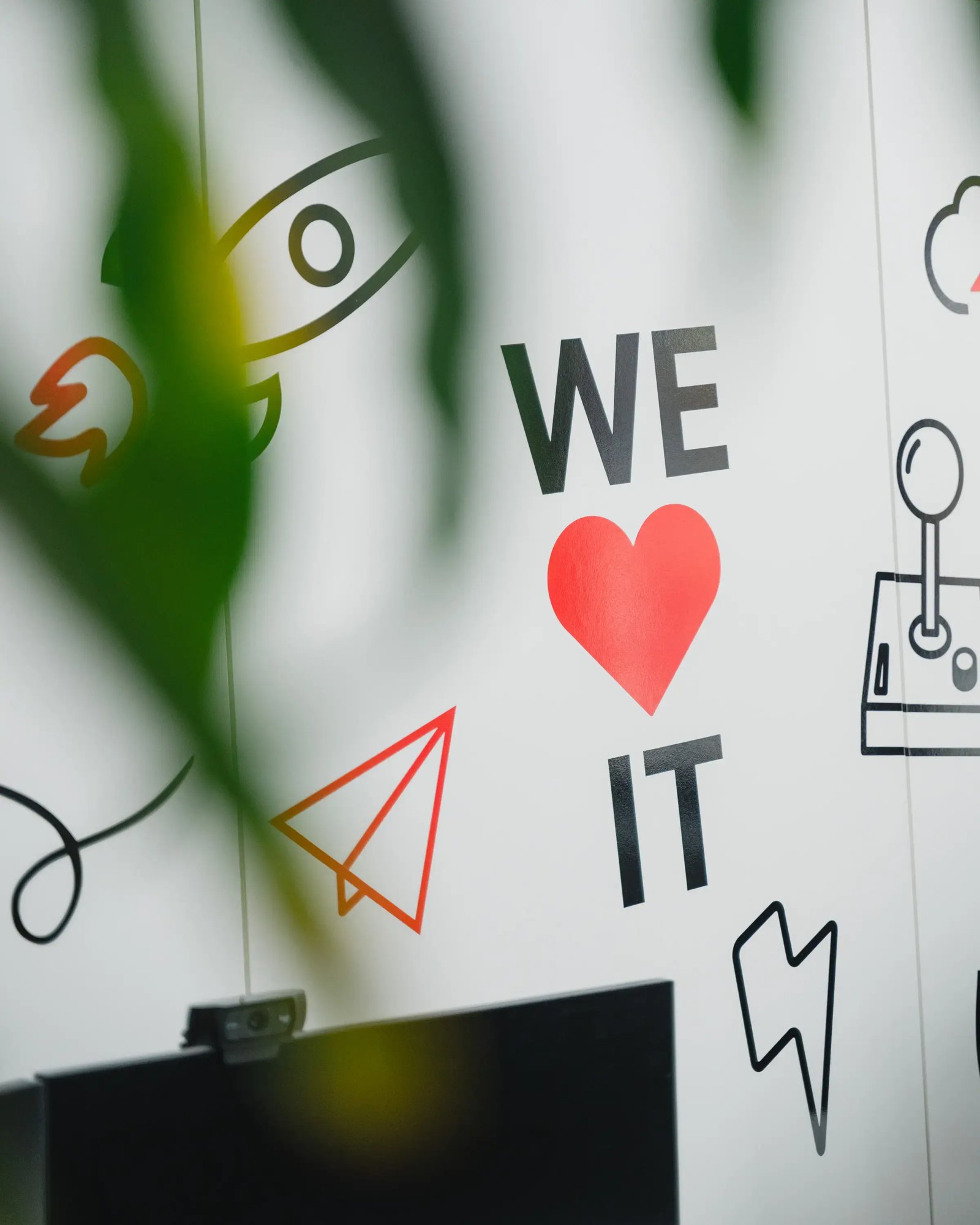 Eine Wandbemalung mit Pflanze im Vordergrund