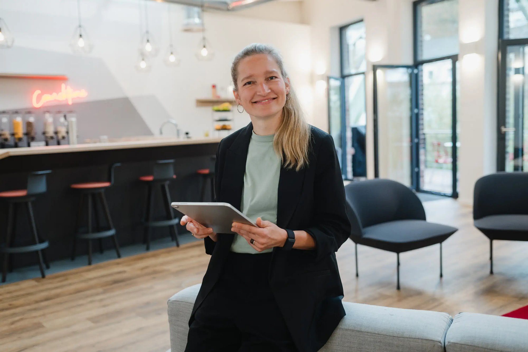 Eine IT-Spezialistin hält ein Tablet in der Hand