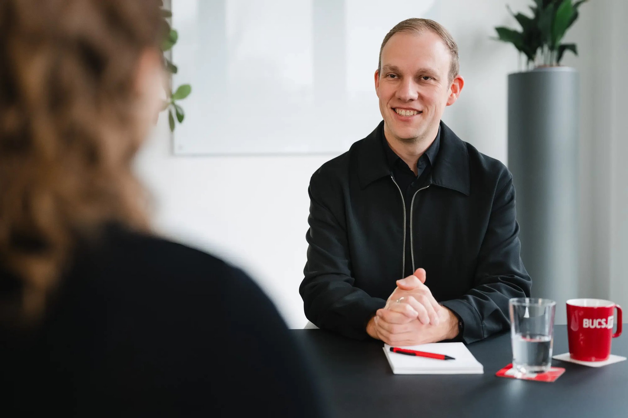 Ein Mann hört aufmerksam zu