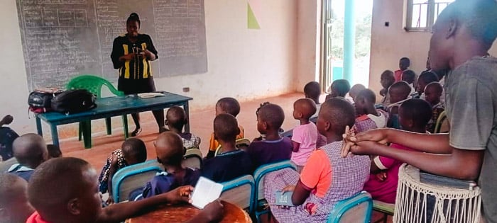 Eine Schulklasse hört aufmerksam ihrer Lehrerin zu